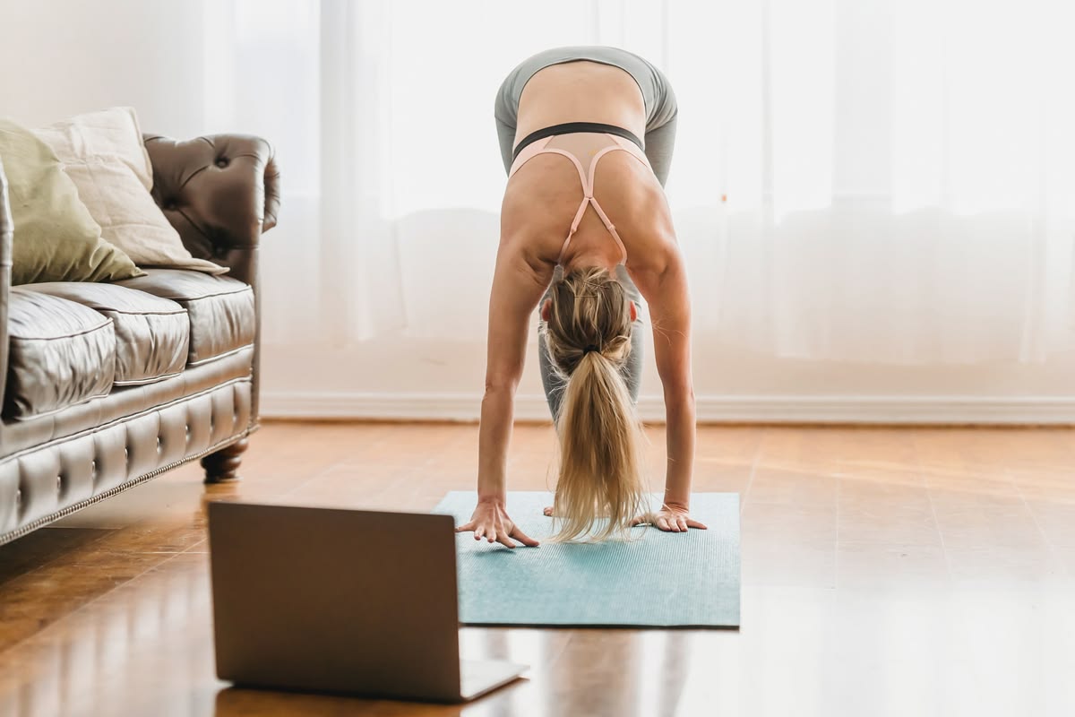 Homme réalisant une pompe sur un tapis de fitness